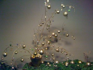 DIY holiday ornament display with twigs and rocks DIY holiday ornament display with twigs and rocks